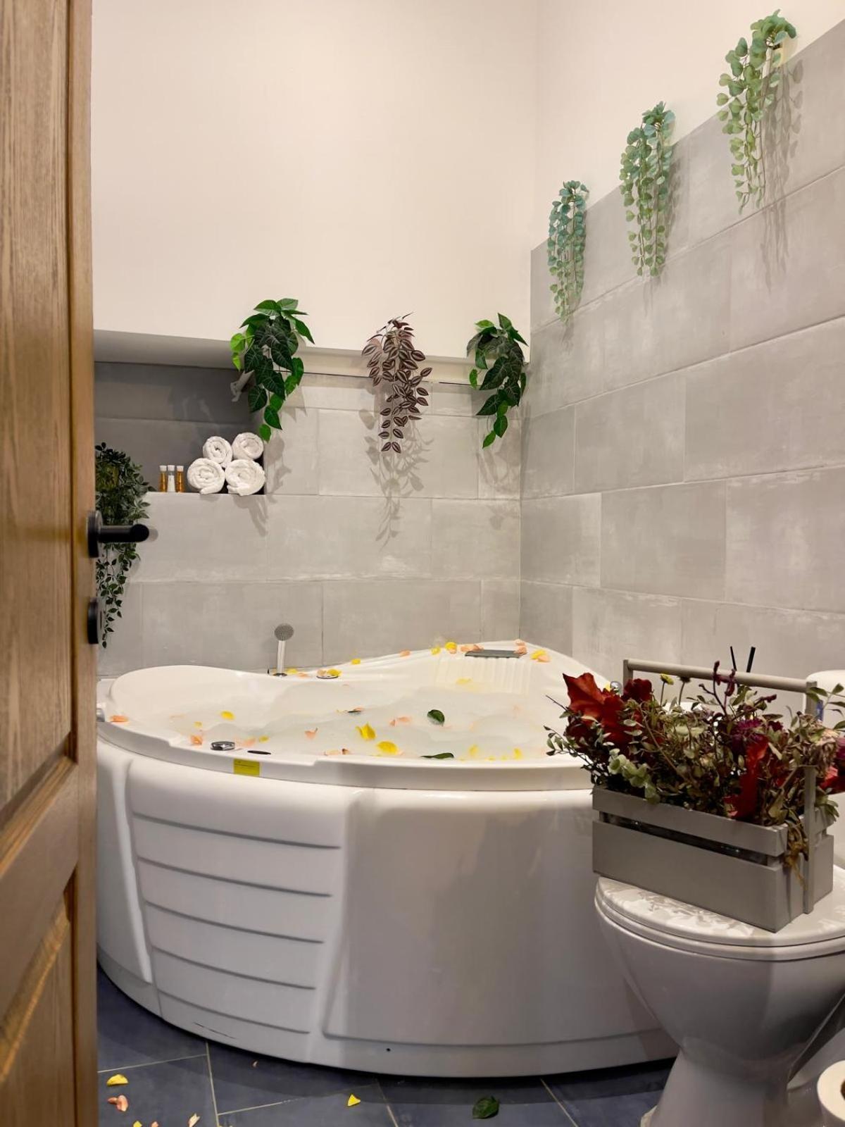 Old Town Jacuzzi Studio Букурещ Екстериор снимка